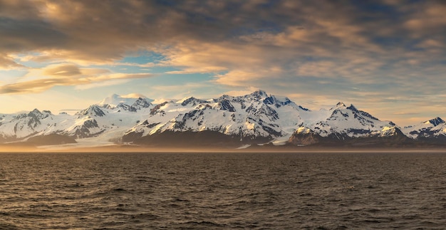 Coucher du soleil par Mt Fairweather et le parc national de Glacier Bay en Alaska