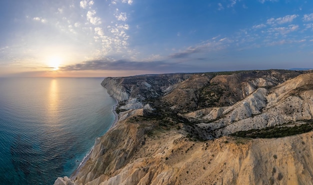 Coucher du soleil près des falaises du cap Aspro panorama aérien depuis un drone Limassol Chypre