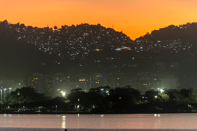 Coucher du soleil à Rodrigo de Freitas Lagoon à Rio de Janeiro Brésil