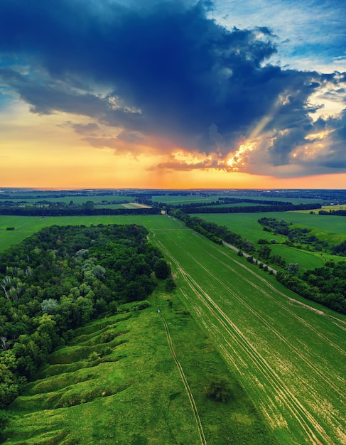 Coucher du soleil rural d'été