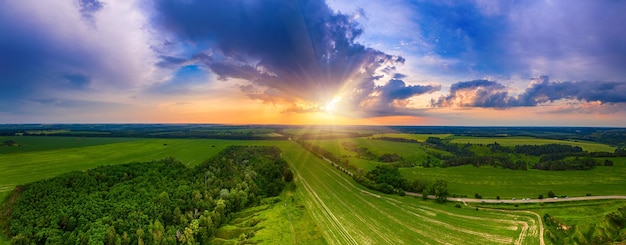 Coucher du soleil rural d'été