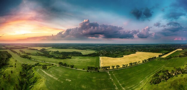 Coucher du soleil rural d'été