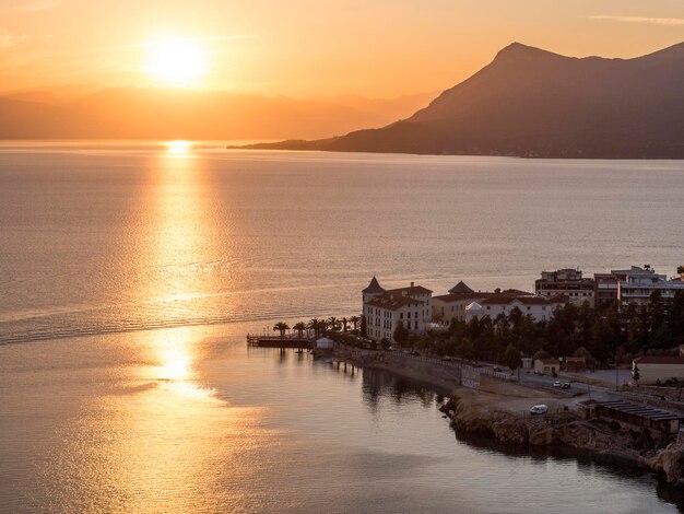 Coucher du soleil à la station thermale grecque Loutra Edipsou sur l'île d'Evia Eubée dans la mer Égée en Grèce