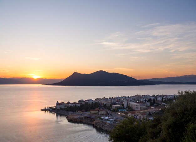 Coucher du soleil à la station thermale grecque Loutra Edipsou sur l'île d'Evia Eubée dans la mer Égée