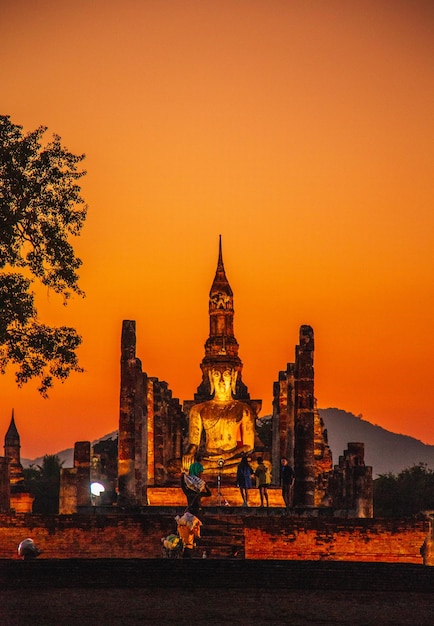 Coucher du soleil à Wat Mahathat bouddha et temple dans le parc historique de Sukhothai