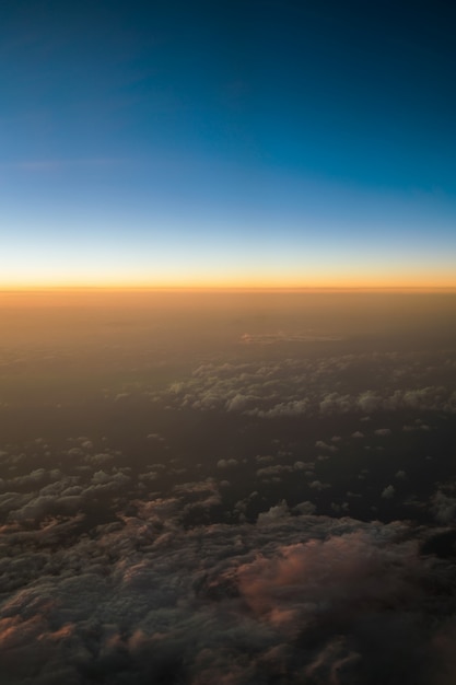 Coucher ou lever de soleil vu de l'avion