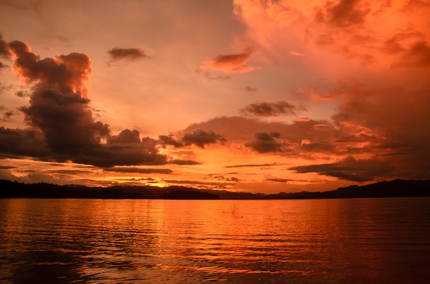 Coucher de soleil abstrait au lac en Thaïlande