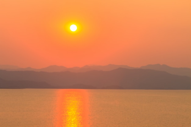 Coucher de soleil abstrait au lac