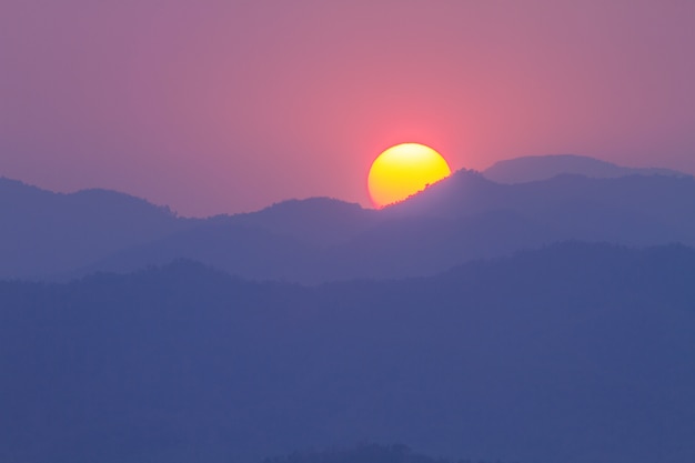 Coucher de soleil abstrait au lac