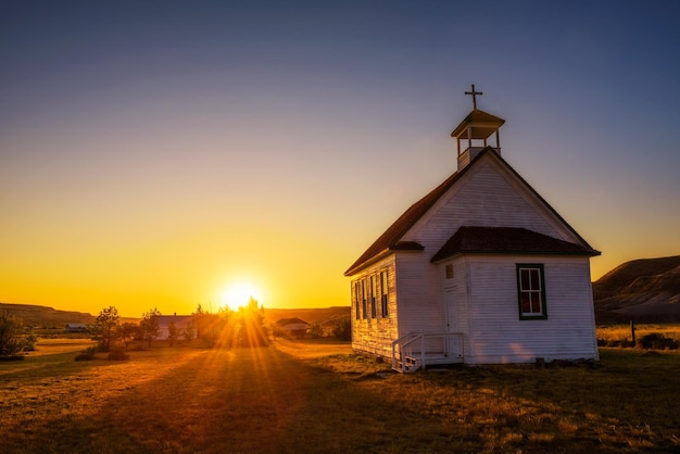 Coucher de soleil sur l'ancienne église de la ville fantôme de Dorothy