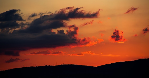 Un Coucher De Soleil Ardent Dans Les Nuages Se Déroule Derrière Les Montagnes. Paysage D'été Lumineux Dans La Station Balnéaire De Gelendzhik