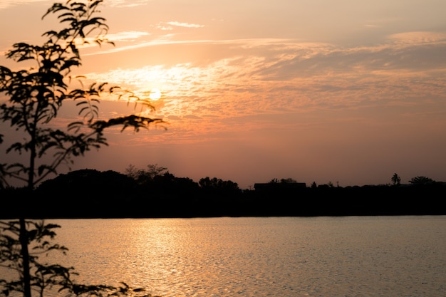 Coucher de soleil au bord du lac