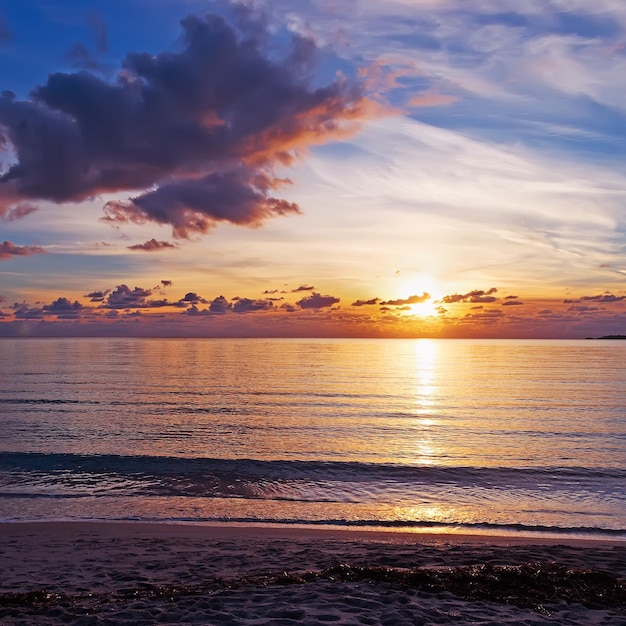 Coucher de soleil au bord de la mer à Alghero Italie