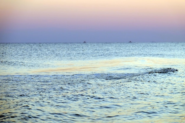 coucher de soleil au bord de la mer