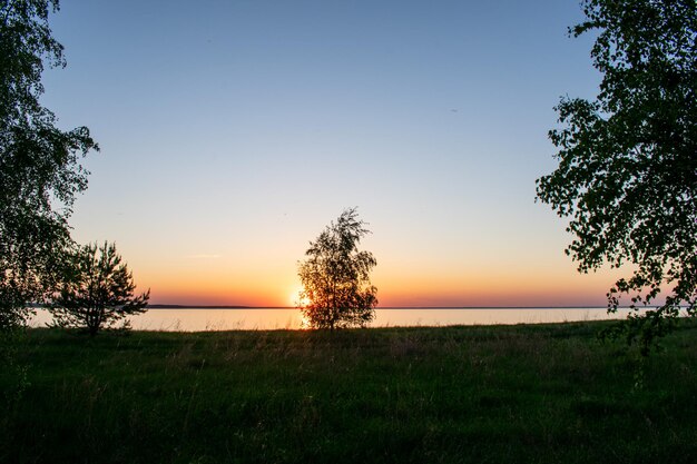 Coucher de soleil au bord de la rivière