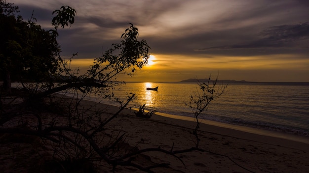 Photo coucher de soleil au bout de la plage d'aceh