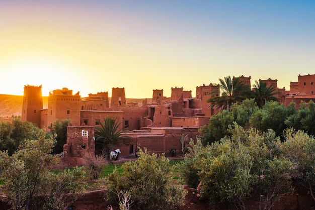 Photo coucher de soleil au-dessus de l'ancienne ville d'ait benhaddou au maroc