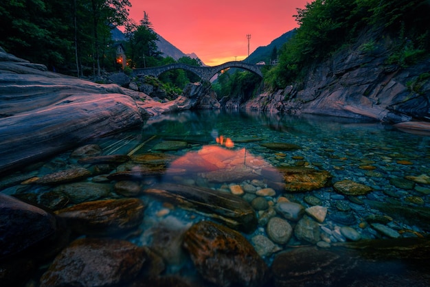 Coucher de soleil au-dessus du pont de pierre à double arche à lavertezzo suisse