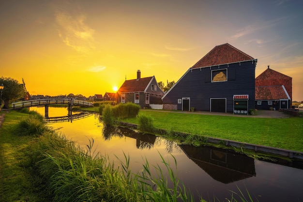 Coucher de soleil au-dessus du village de Zaanse Schans aux Pays-Bas