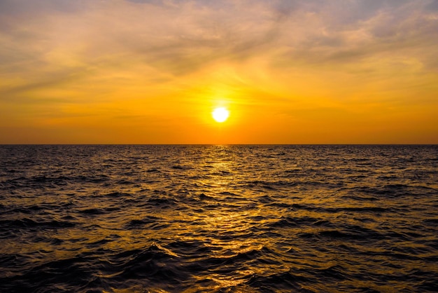 Coucher de soleil au-dessus de l'eau Îles Phi Phi Leh Mer d'Andaman Krabi Tha
