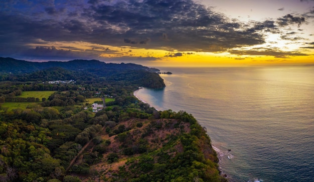 Coucher de soleil au-dessus de la forêt côtière du Costa Rica