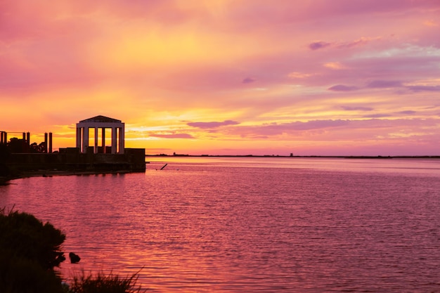 Coucher de soleil au-dessus de la mer espace de copie de belles couleurs