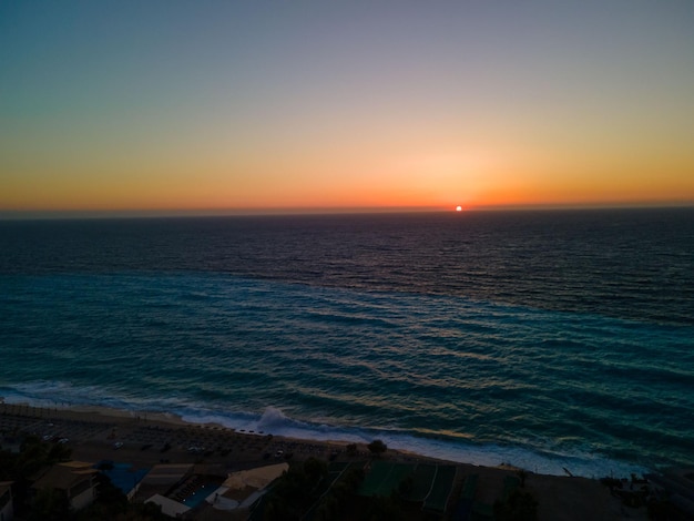 Coucher de soleil au-dessus de la mer Ionienne plage de l'île de Lefkada Grèce