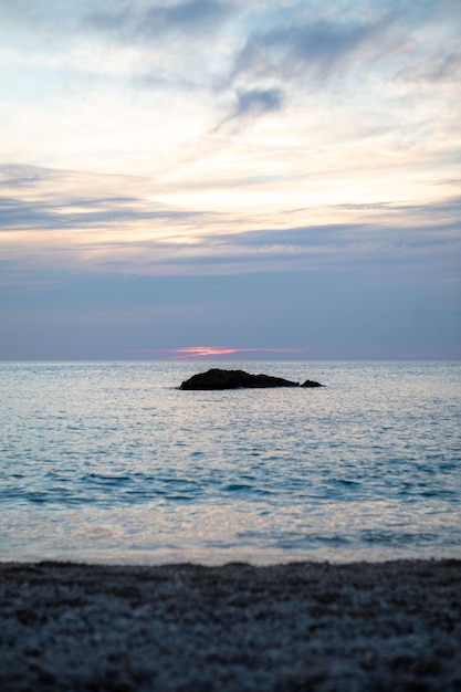 Coucher de soleil au-dessus de la plage grèce porto katsiki