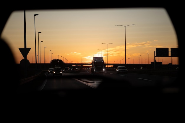 Coucher de soleil au dessus de la route