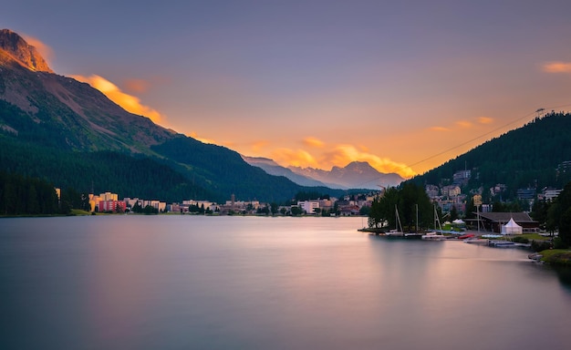 Coucher de soleil au-dessus de St Moritz avec lac et Alpes suisses en Suisse