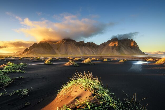 Coucher de soleil au-dessus de Vestrahorn en Islande