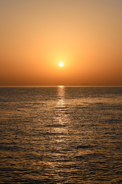 Le coucher de soleil au large de la côte d'Oia dans la caldeira de Santorini îles Cyclades Grèce Europe