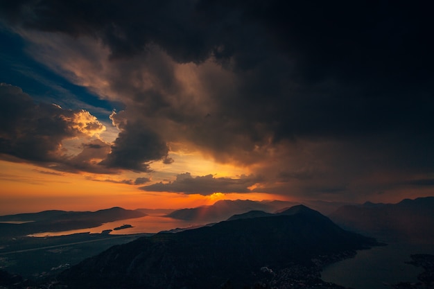 Coucher de soleil au Monténégro sur les montagnes et la mer