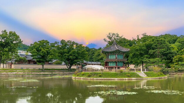 Le coucher de soleil au pavillon Hyangwonjeong au centre de l'étang du palais de Gyeongbokgung