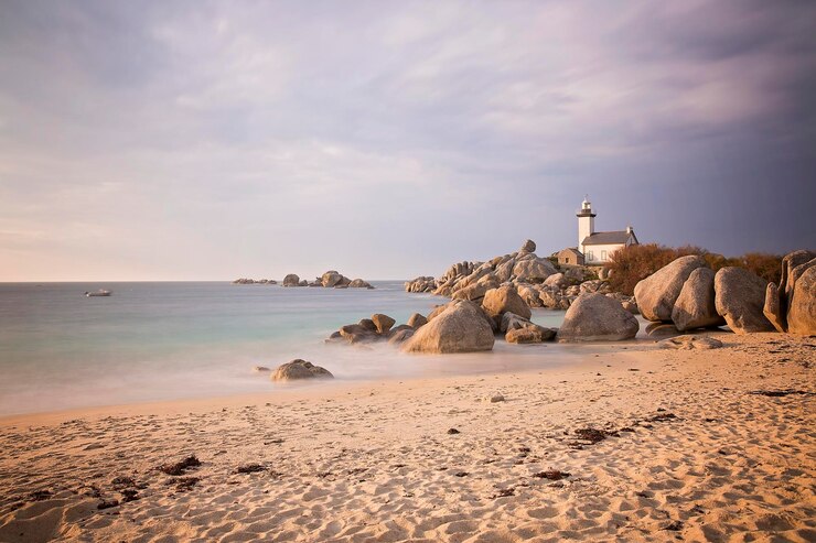 Photo le coucher de soleil au phare de pontusval brignogan-plage côte des légendes bretagne france