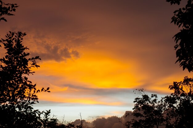 Coucher de soleil au point de vue de la colline de Khao Rang