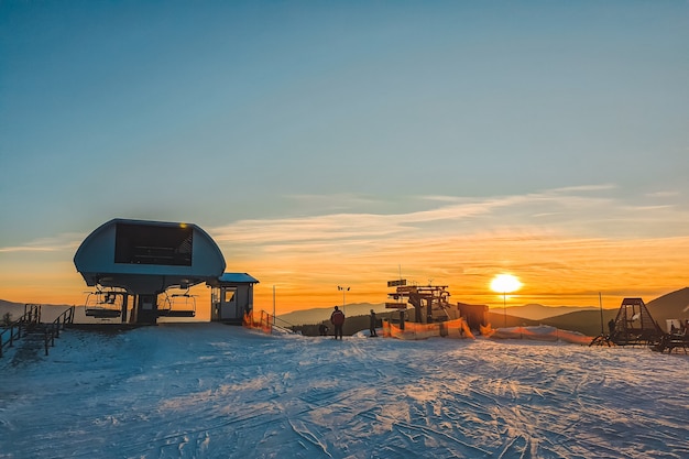 Coucher de soleil au sommet de l'espace de copie de la pente de ski