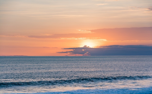 Coucher de soleil au temple de Tanah Lot Île de bali, indonésie.