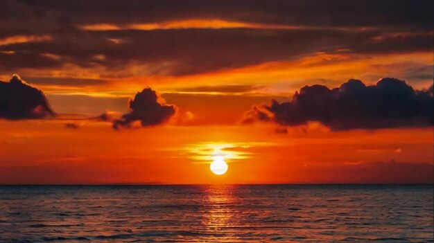 un coucher de soleil avec un bateau dans l'eau et un coucher du soleil dans le ciel