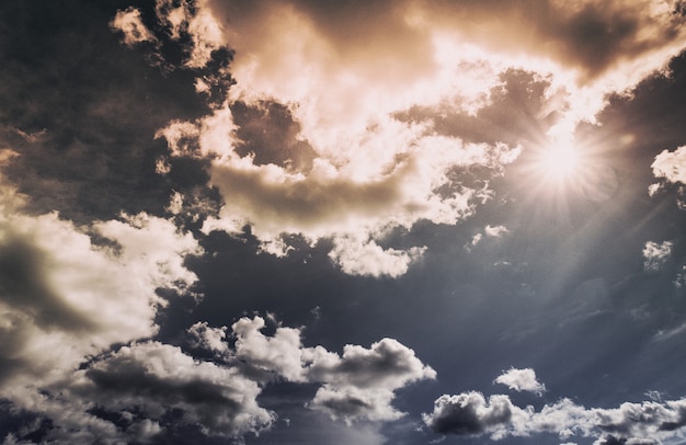 Coucher de soleil avec un beau ciel bleu