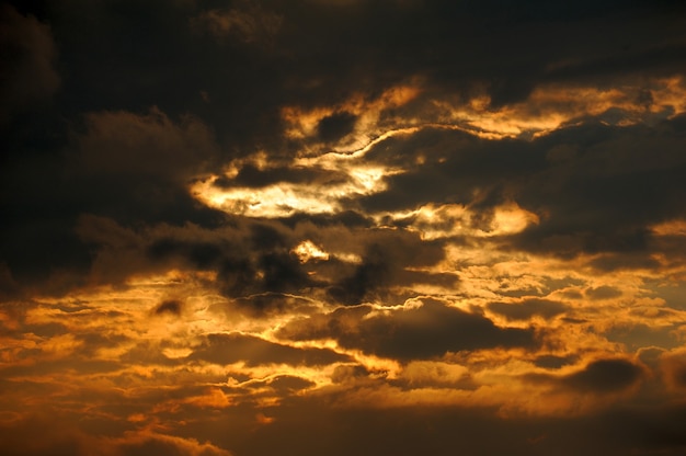 Coucher de soleil avec un beau ciel sombre