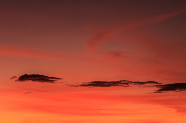 Photo coucher de soleil avec le beau nuage