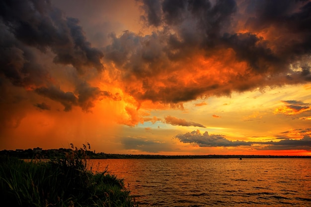 Coucher de soleil d'une beauté fantastique sur la rive du lac