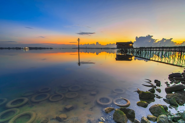 coucher de soleil beauté et maison en bois île de Batam