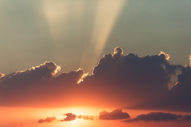 Coucher de soleil avec de beaux rayons de soleil.