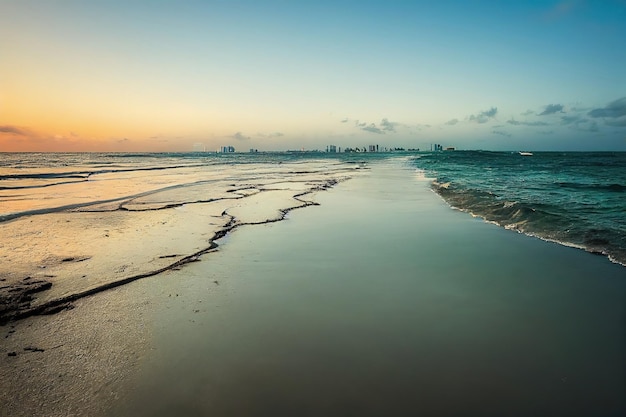 Coucher de soleil sur une belle plage. Mer calme