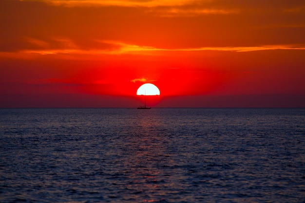 Coucher de soleil bleu orange sur la mer Méditerranée