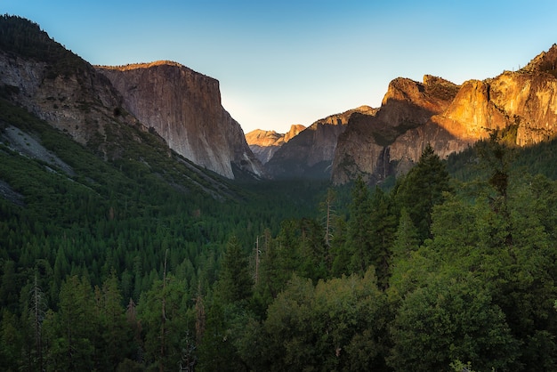 Coucher de soleil brillant au point de vue du tunnel dans le parc national de Yosemite