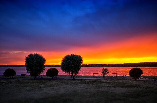 Photo coucher de soleil brûlant sur fond de paysage de plage océan