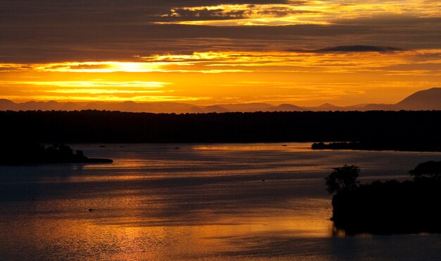 Photo coucher de soleil sur le canal kazinga